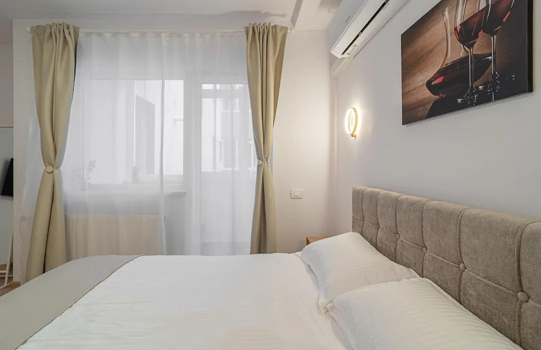 Stylish Studio Near Parliament Palace & Cathedral - By Happy Guest-1